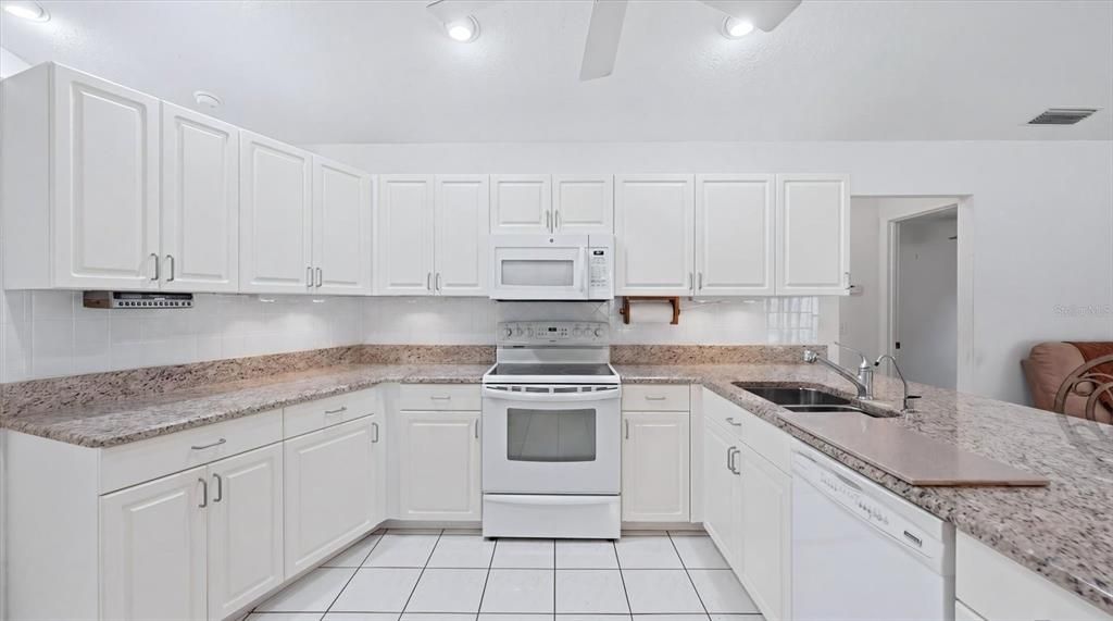 Activo con contrato: $449,000 (3 camas, 2 baños, 1983 Pies cuadrados)