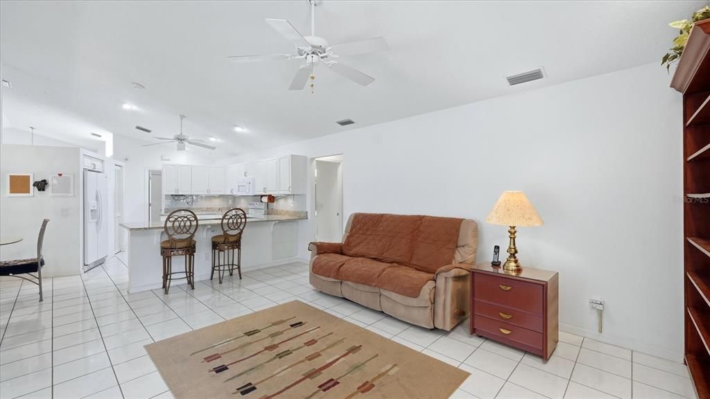 Activo con contrato: $449,000 (3 camas, 2 baños, 1983 Pies cuadrados)
