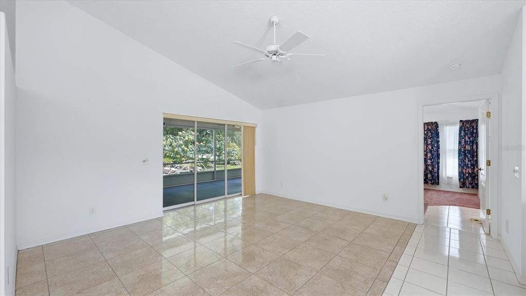Activo con contrato: $449,000 (3 camas, 2 baños, 1983 Pies cuadrados)
