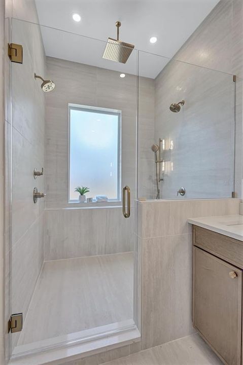 En Venta: $759,000 (4 camas, 2 baños, 1860 Pies cuadrados)
