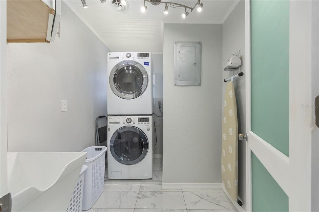 For Sale: $385,000 (3 beds, 2 baths, 2116 Square Feet)