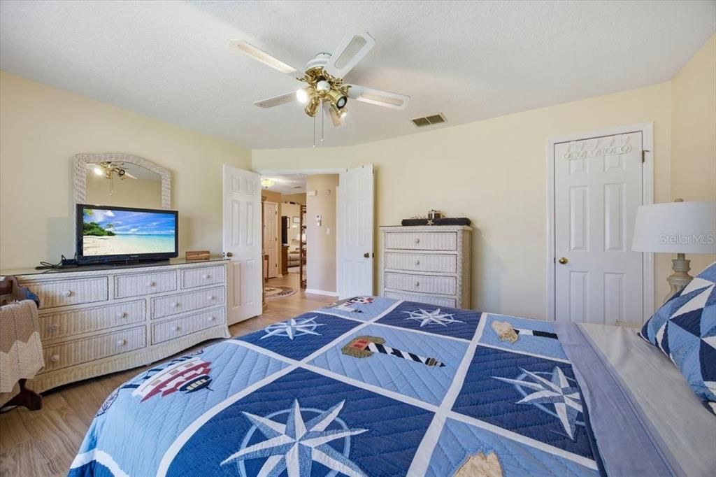 For Sale: $279,000 (3 beds, 2 baths, 1727 Square Feet)