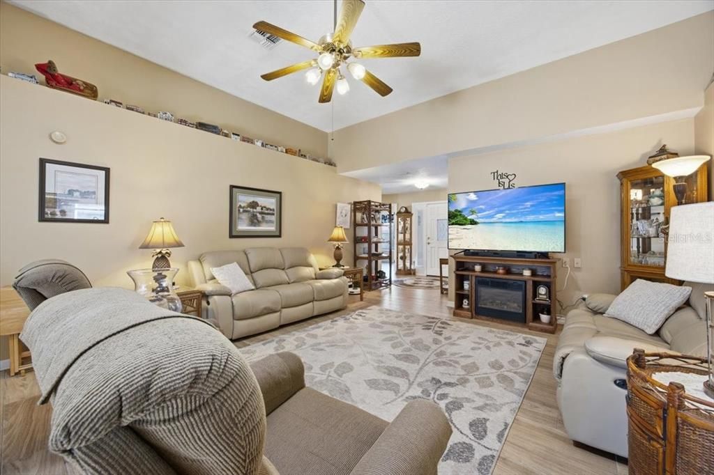 For Sale: $279,000 (3 beds, 2 baths, 1727 Square Feet)