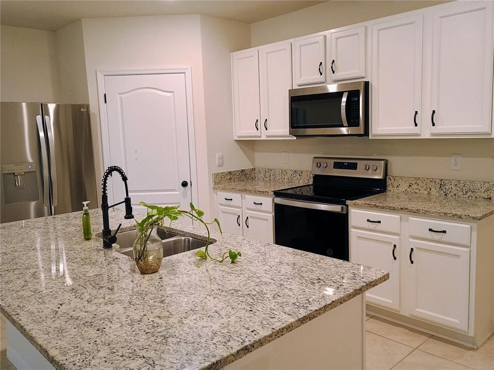 For Rent: $2,700 (4 beds, 2 baths, 1815 Square Feet)