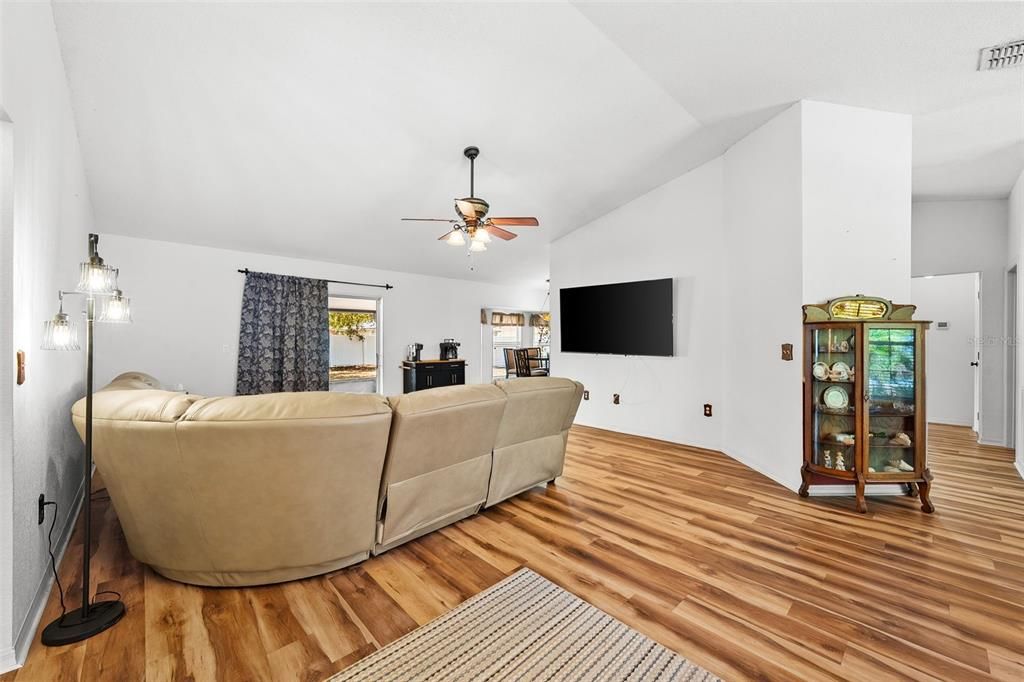 For Sale: $355,000 (3 beds, 2 baths, 1596 Square Feet)