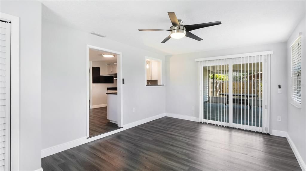 For Sale: $298,000 (2 beds, 1 baths, 1031 Square Feet)