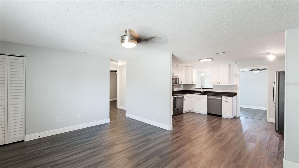 For Sale: $298,000 (2 beds, 1 baths, 1031 Square Feet)