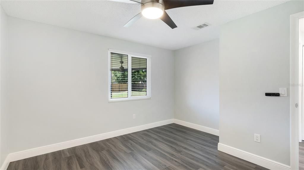 For Sale: $298,000 (2 beds, 1 baths, 1031 Square Feet)