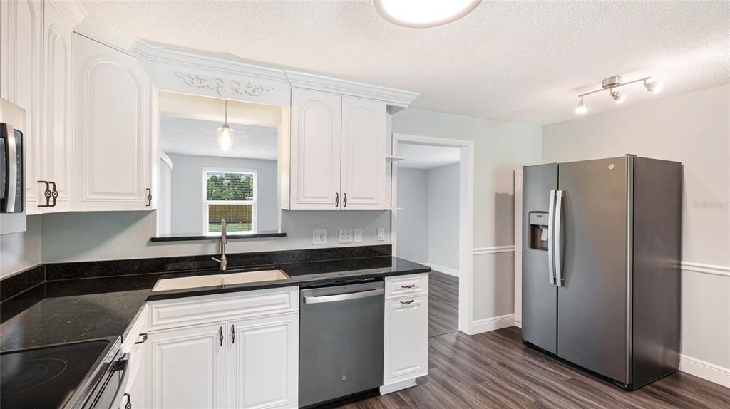 For Sale: $298,000 (2 beds, 1 baths, 1031 Square Feet)