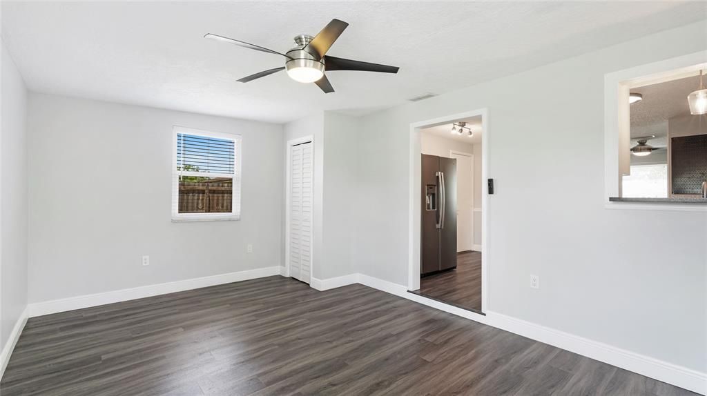 For Sale: $298,000 (2 beds, 1 baths, 1031 Square Feet)