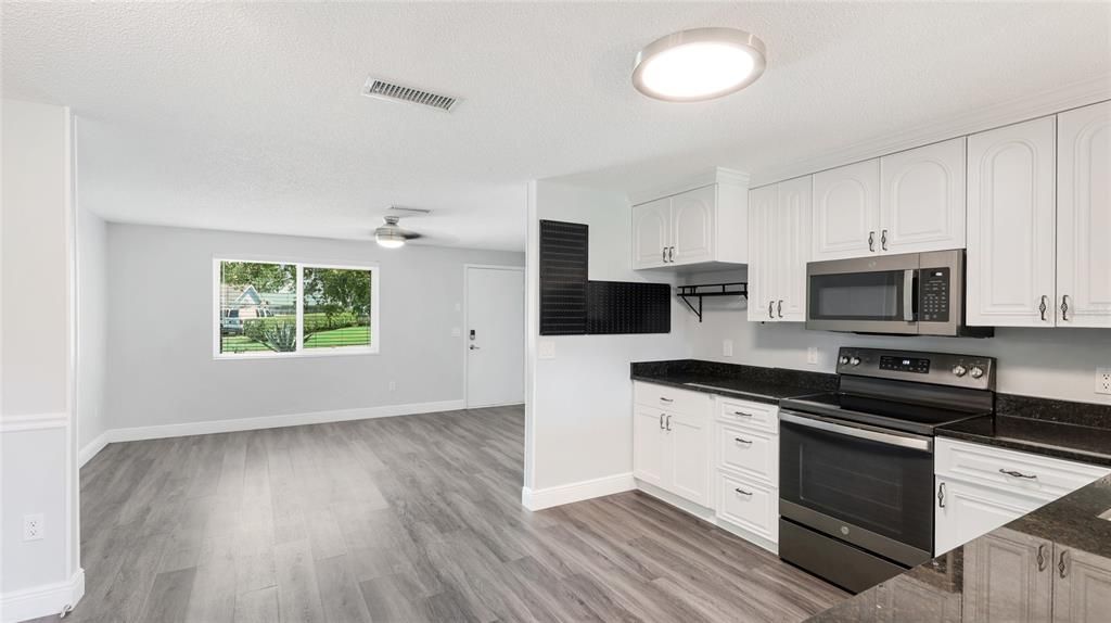 For Sale: $298,000 (2 beds, 1 baths, 1031 Square Feet)