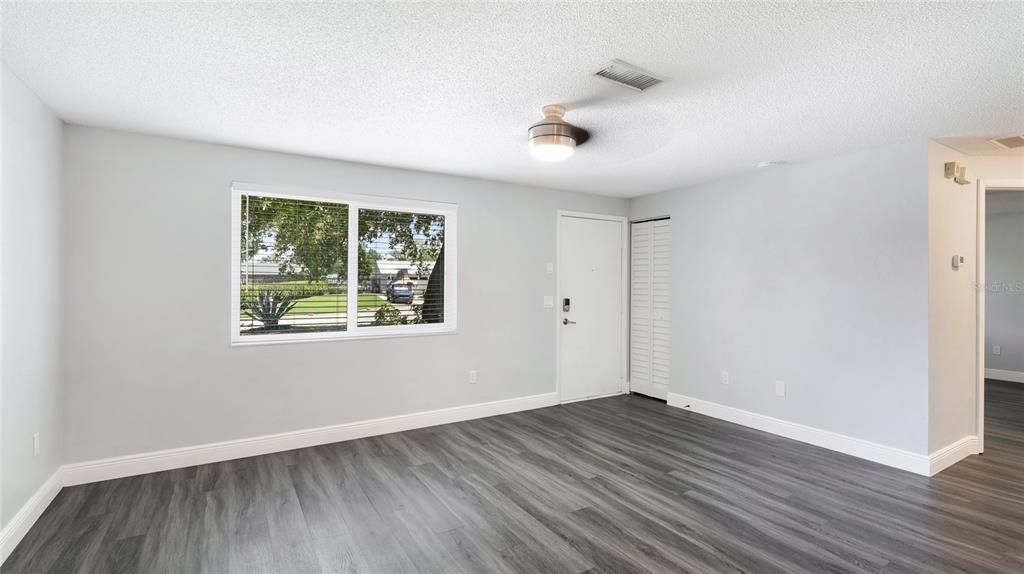 For Sale: $298,000 (2 beds, 1 baths, 1031 Square Feet)
