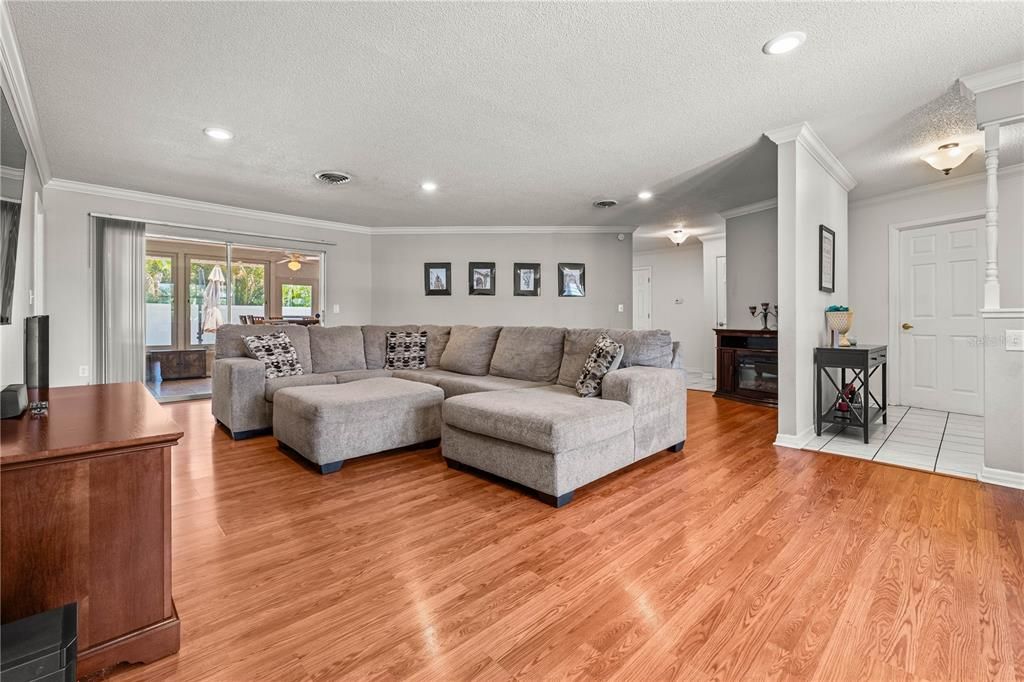 En Venta: $449,900 (3 camas, 2 baños, 2185 Pies cuadrados)