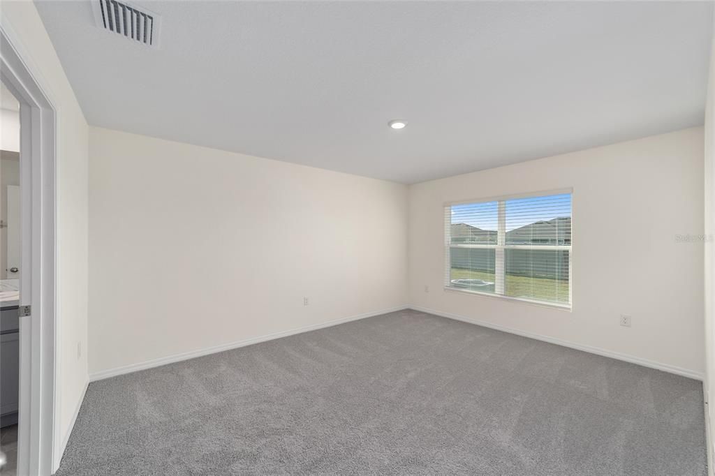 For Rent: $2,000 (4 beds, 2 baths, 1827 Square Feet)