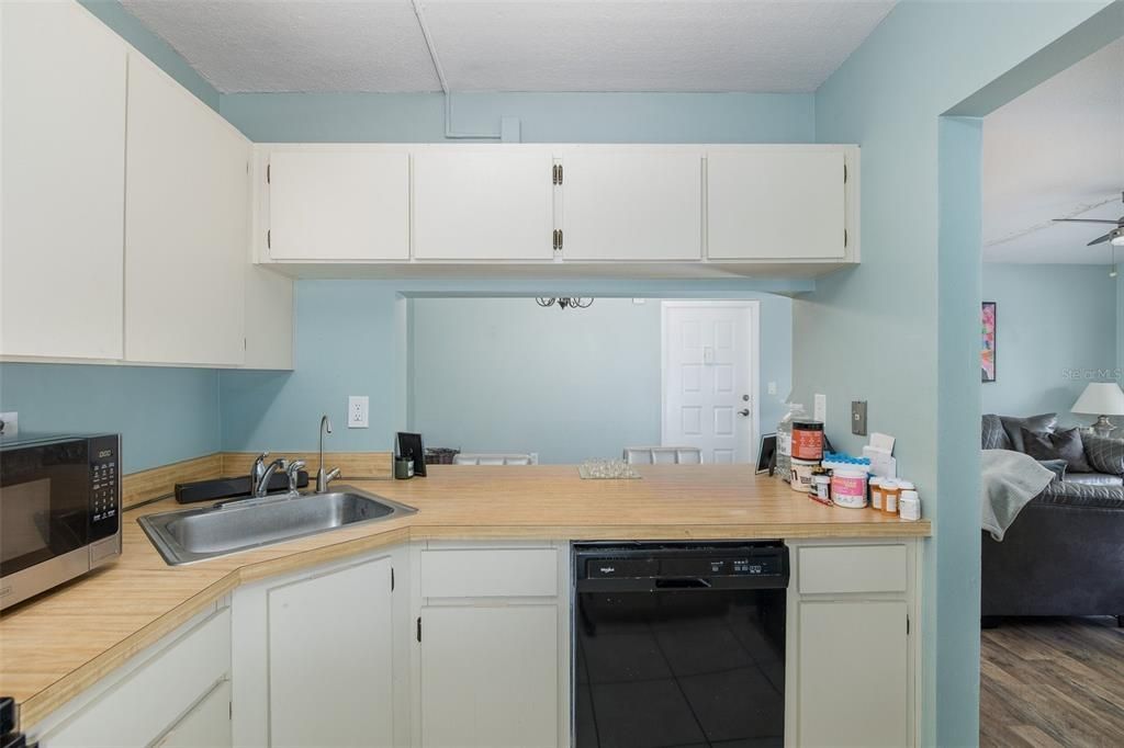 For Sale: $158,000 (2 beds, 2 baths, 979 Square Feet)