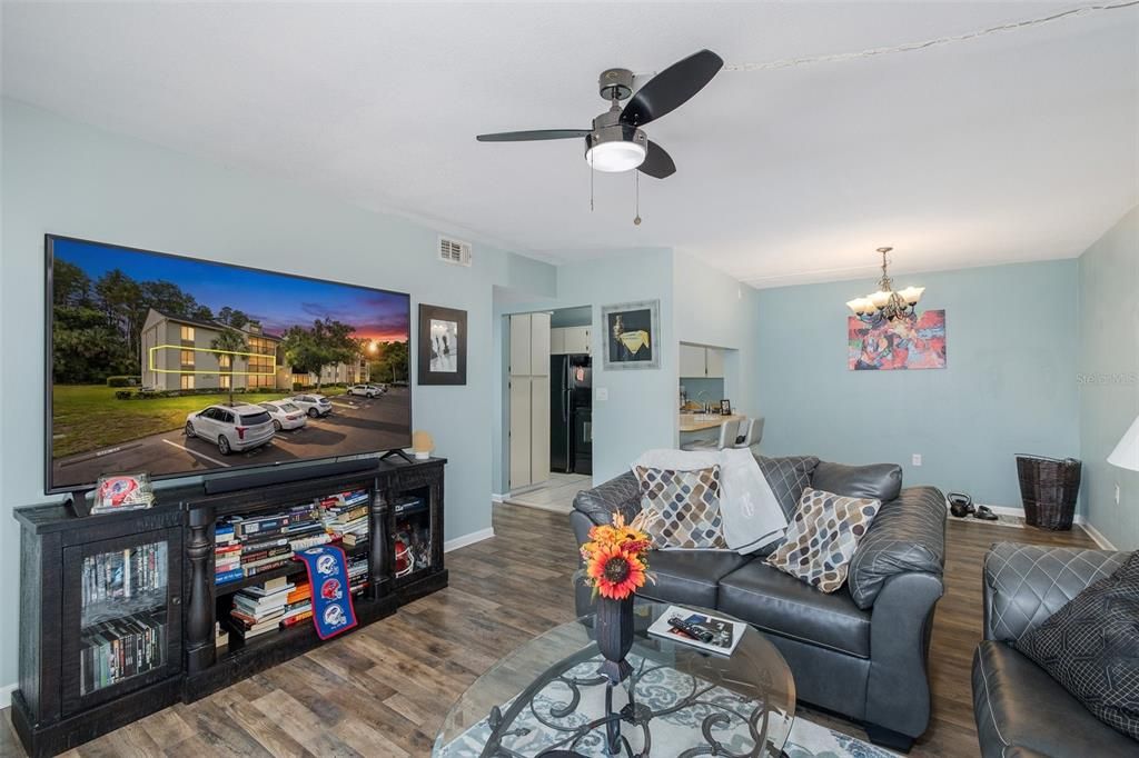 For Sale: $158,000 (2 beds, 2 baths, 979 Square Feet)