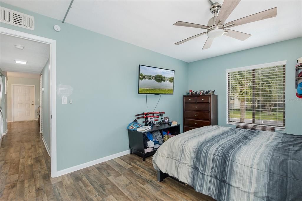 For Sale: $158,000 (2 beds, 2 baths, 979 Square Feet)
