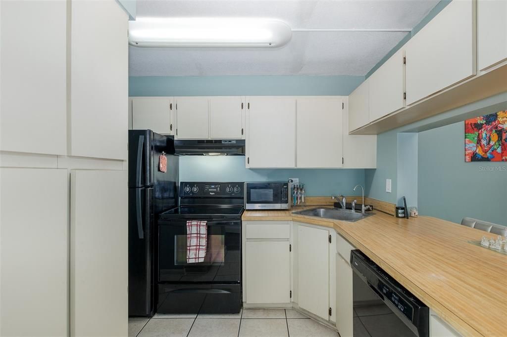 For Sale: $158,000 (2 beds, 2 baths, 979 Square Feet)