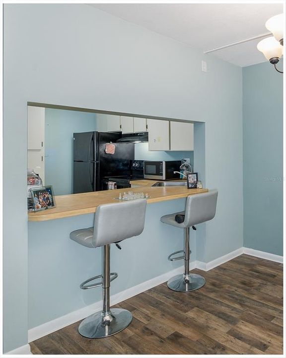 For Sale: $158,000 (2 beds, 2 baths, 979 Square Feet)