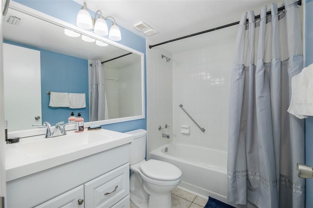 For Sale: $158,000 (2 beds, 2 baths, 979 Square Feet)