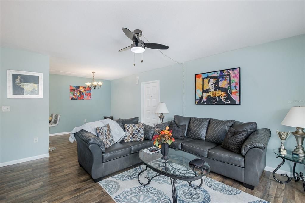 For Sale: $158,000 (2 beds, 2 baths, 979 Square Feet)