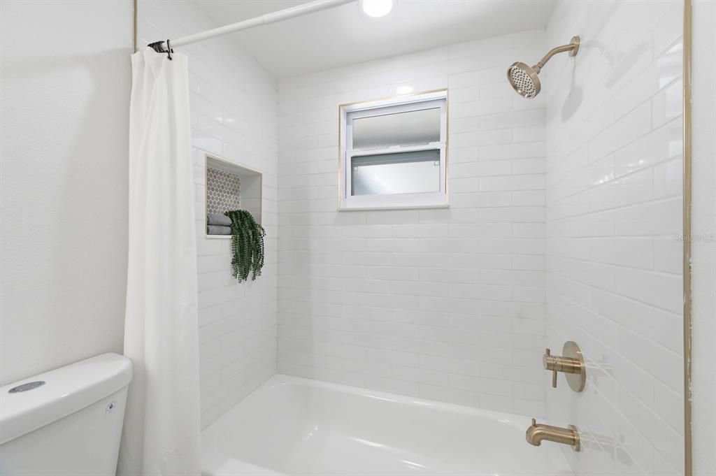 Activo con contrato: $480,000 (3 camas, 2 baños, 1454 Pies cuadrados)