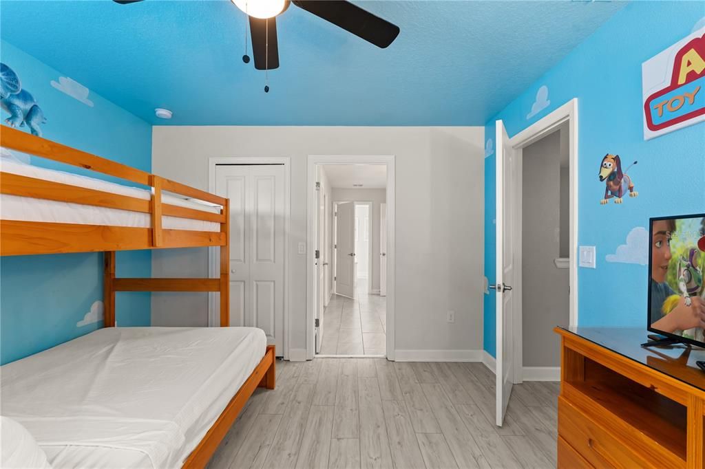 En Venta: $774,900 (8 camas, 5 baños, 3909 Pies cuadrados)