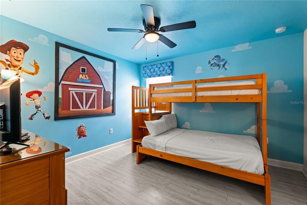 En Venta: $774,900 (8 camas, 5 baños, 3909 Pies cuadrados)