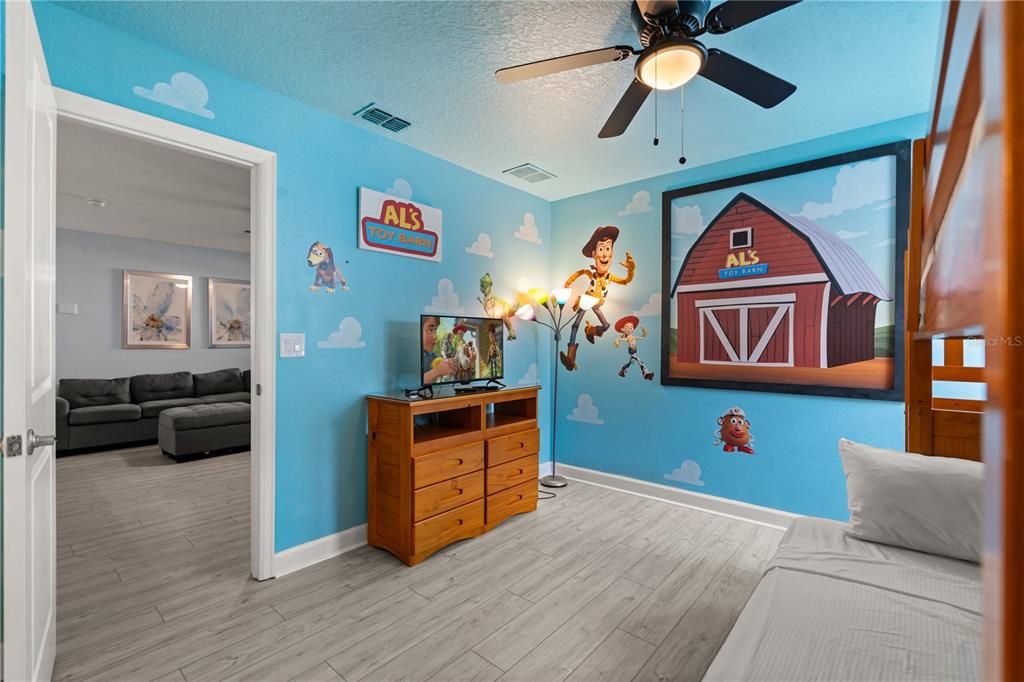 En Venta: $774,900 (8 camas, 5 baños, 3909 Pies cuadrados)