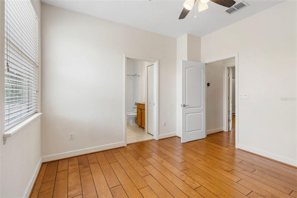 Activo con contrato: $325,000 (2 camas, 2 baños, 1411 Pies cuadrados)