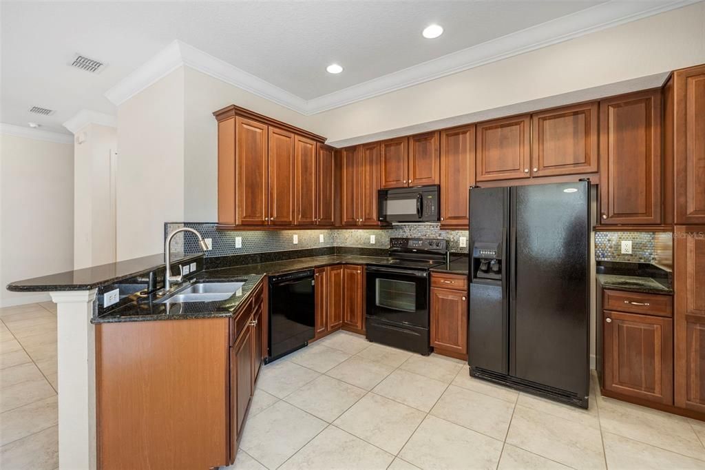 Activo con contrato: $325,000 (2 camas, 2 baños, 1411 Pies cuadrados)