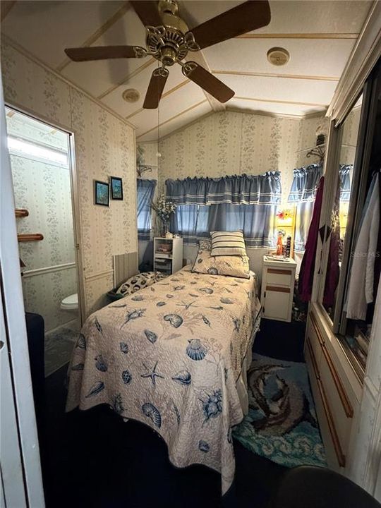 For Sale: $137,000 (2 beds, 1 baths, 440 Square Feet)