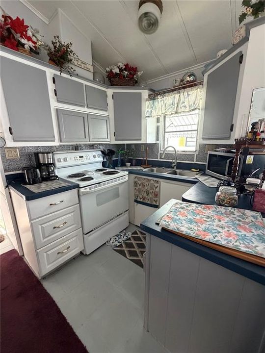 For Sale: $137,000 (2 beds, 1 baths, 440 Square Feet)