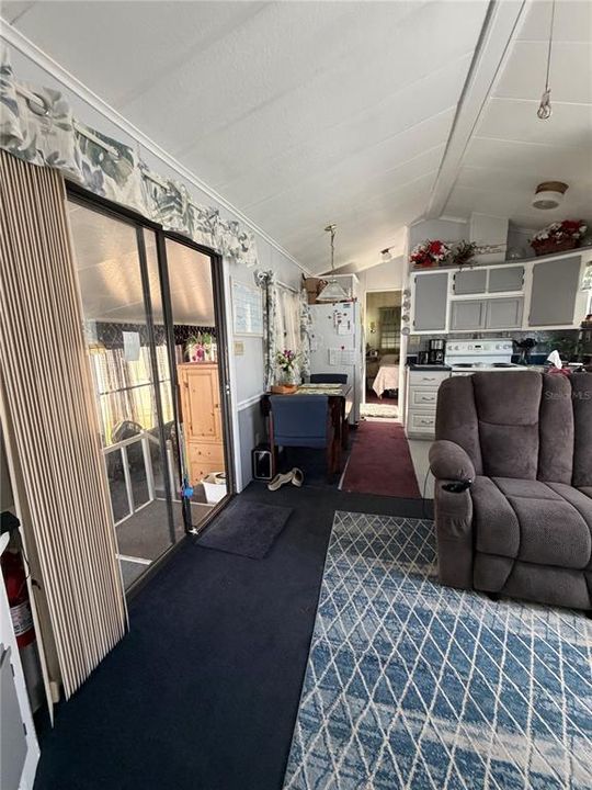 For Sale: $137,000 (2 beds, 1 baths, 440 Square Feet)