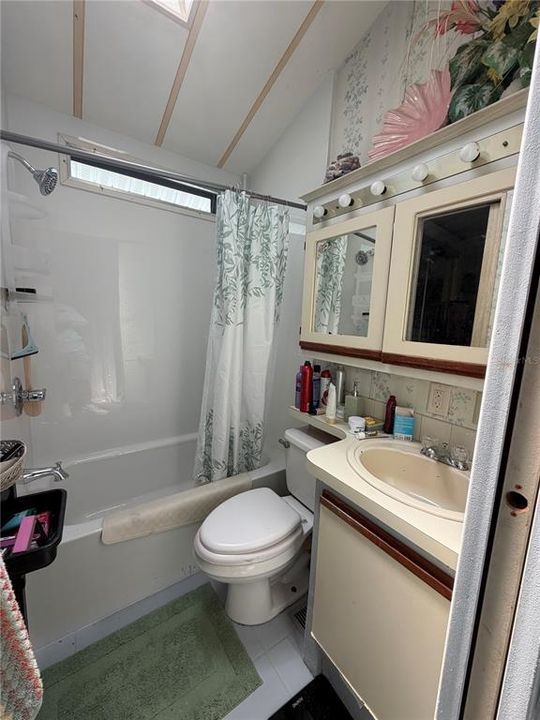 For Sale: $137,000 (2 beds, 1 baths, 440 Square Feet)