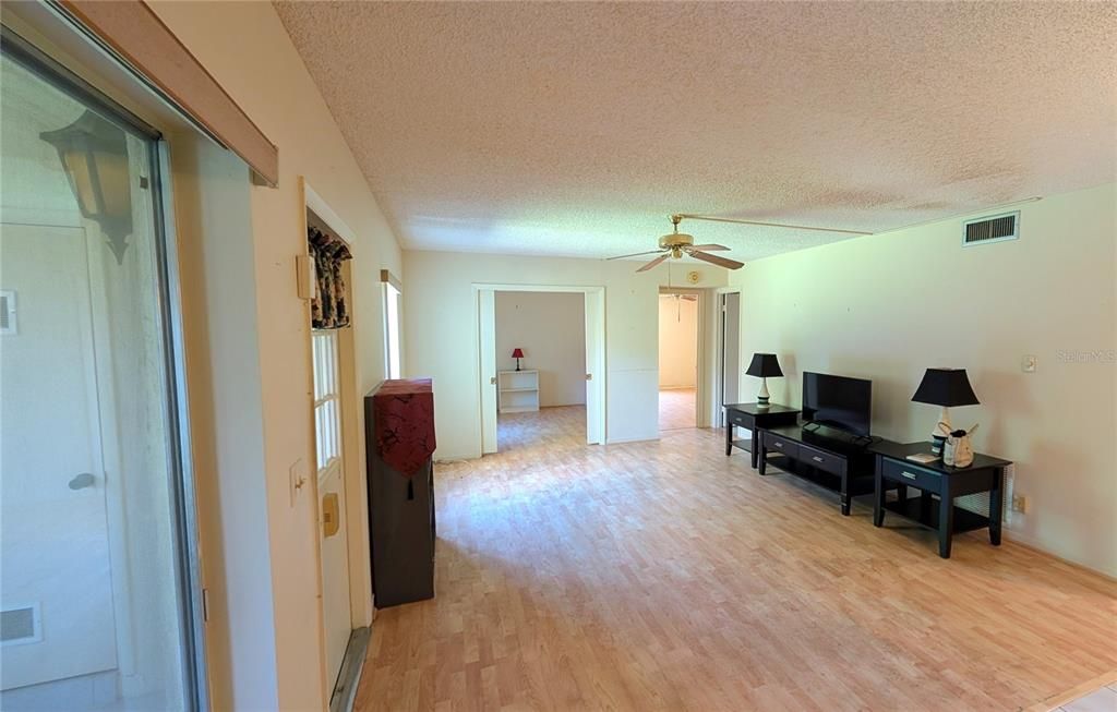 For Sale: $133,000 (2 beds, 1 baths, 935 Square Feet)