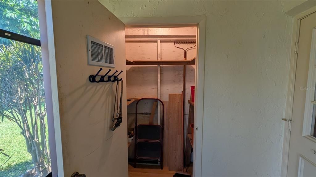For Sale: $133,000 (2 beds, 1 baths, 935 Square Feet)