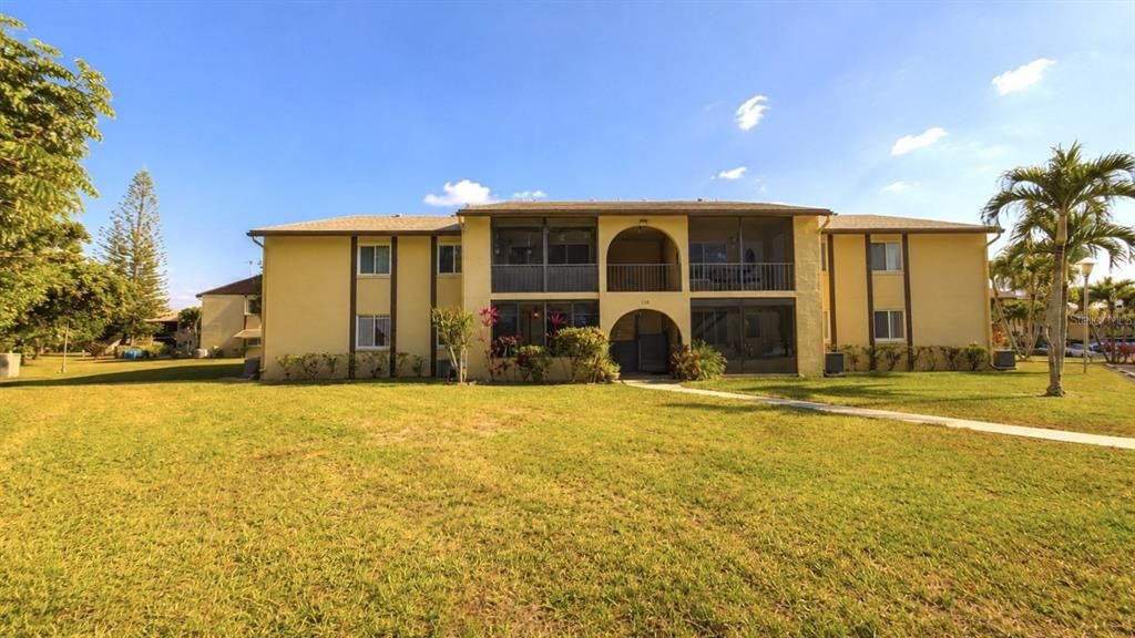 For Sale: $133,000 (2 beds, 1 baths, 935 Square Feet)