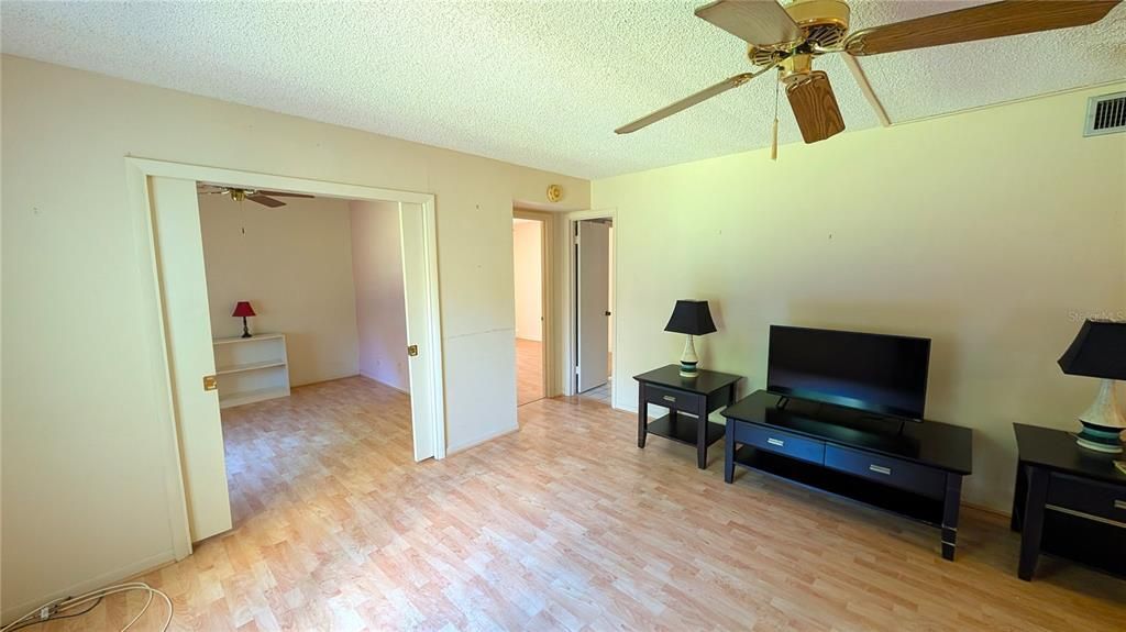 For Sale: $133,000 (2 beds, 1 baths, 935 Square Feet)