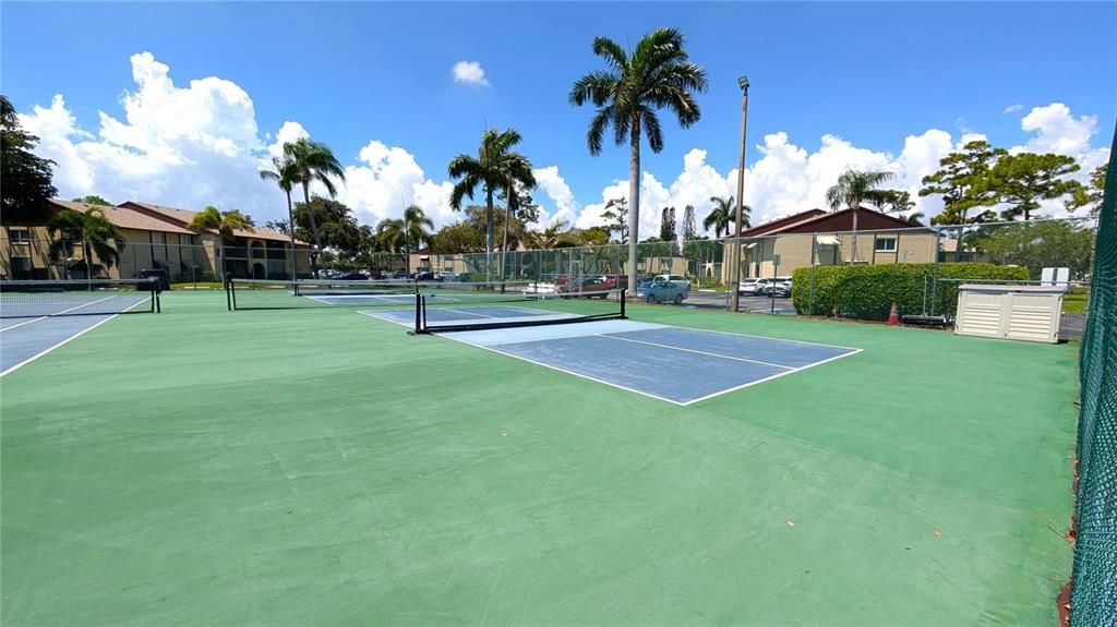 For Sale: $133,000 (2 beds, 1 baths, 935 Square Feet)