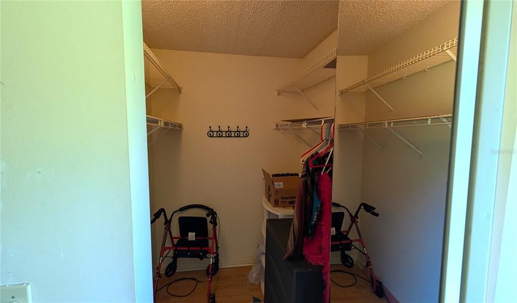 For Sale: $133,000 (2 beds, 1 baths, 935 Square Feet)