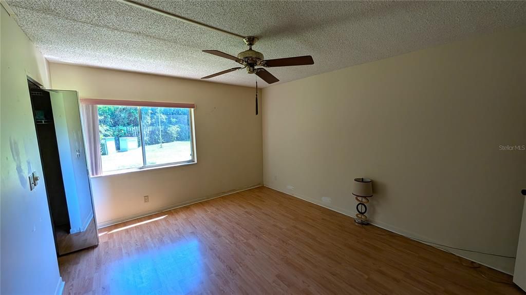 For Sale: $133,000 (2 beds, 1 baths, 935 Square Feet)