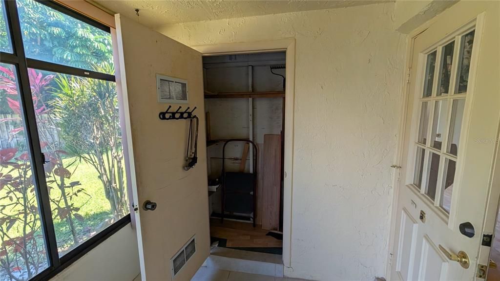 For Sale: $133,000 (2 beds, 1 baths, 935 Square Feet)