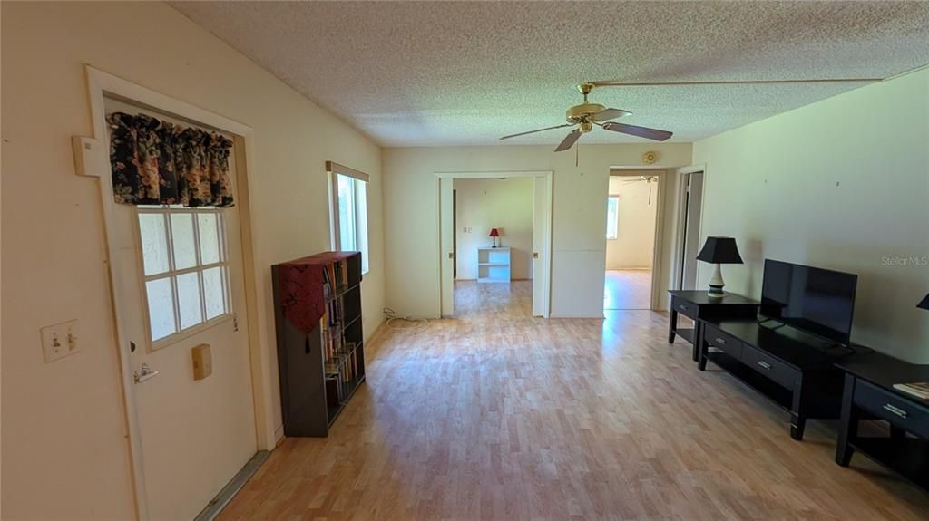 For Sale: $133,000 (2 beds, 1 baths, 935 Square Feet)