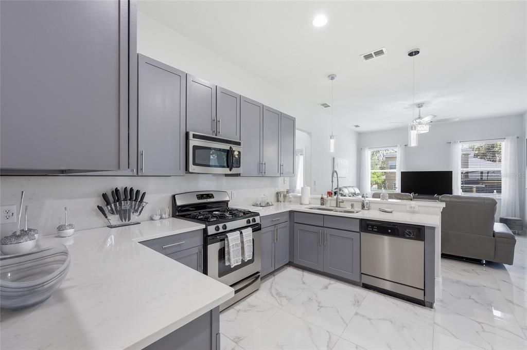 На продажу: $449,990 (3 спален, 2 ванн, 1832 Квадратных фут)