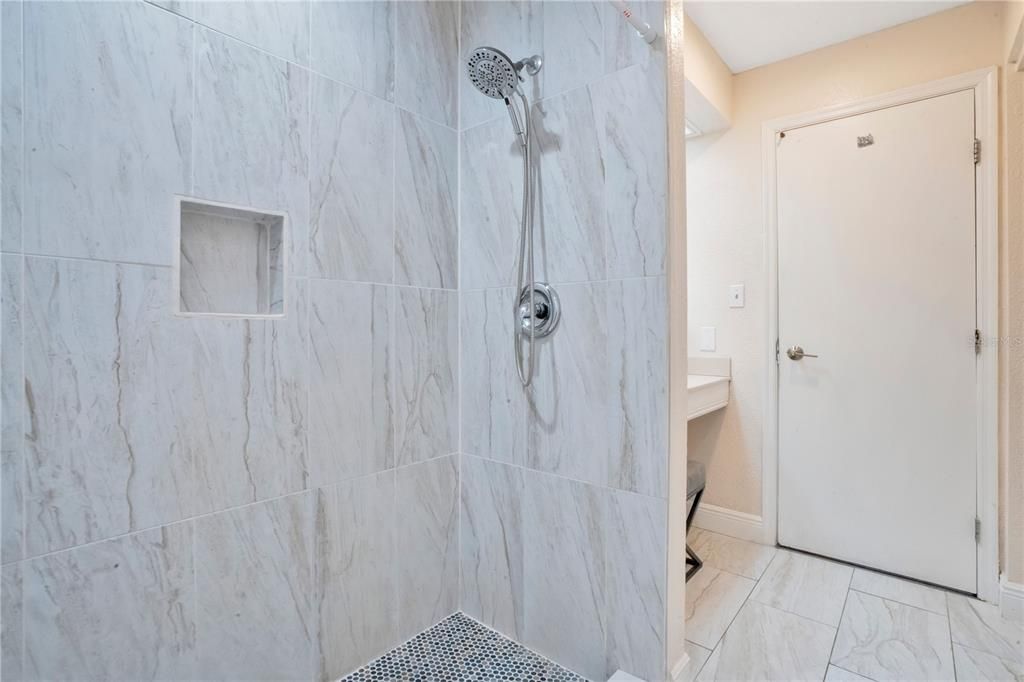 For Sale: $150,000 (2 beds, 1 baths, 635 Square Feet)