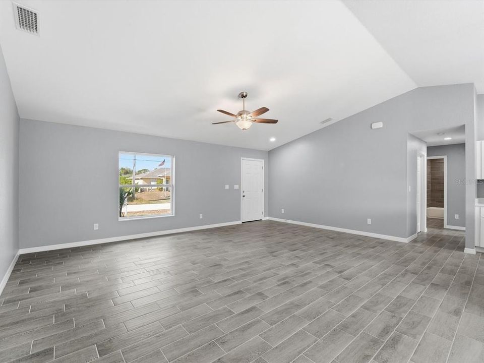 For Sale: $405,000 (3 beds, 2 baths, 1639 Square Feet)