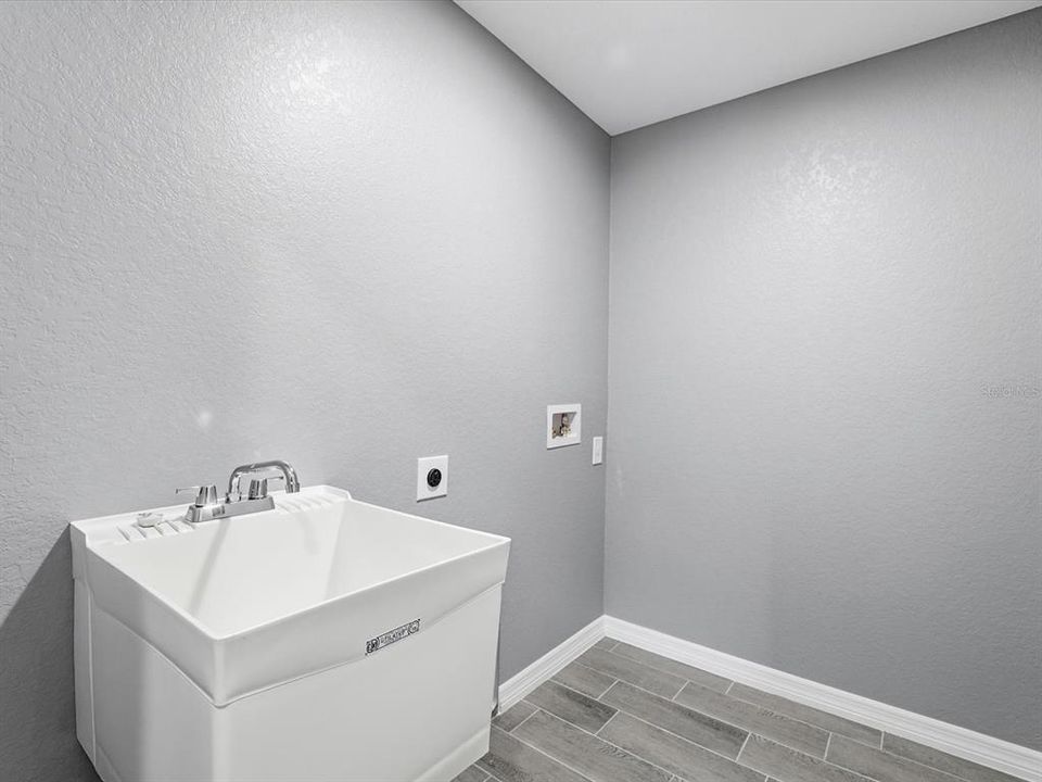 For Sale: $405,000 (3 beds, 2 baths, 1639 Square Feet)