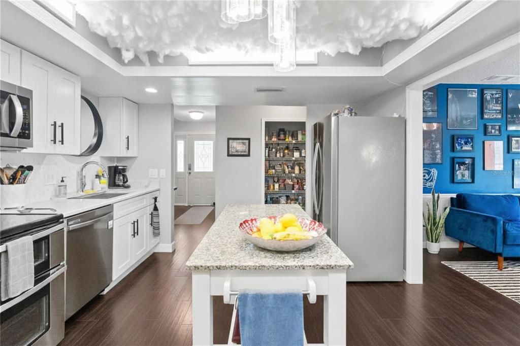 Activo con contrato: $515,000 (3 camas, 2 baños, 2456 Pies cuadrados)