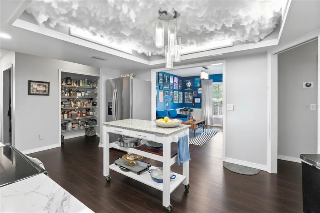 Activo con contrato: $515,000 (3 camas, 2 baños, 2456 Pies cuadrados)